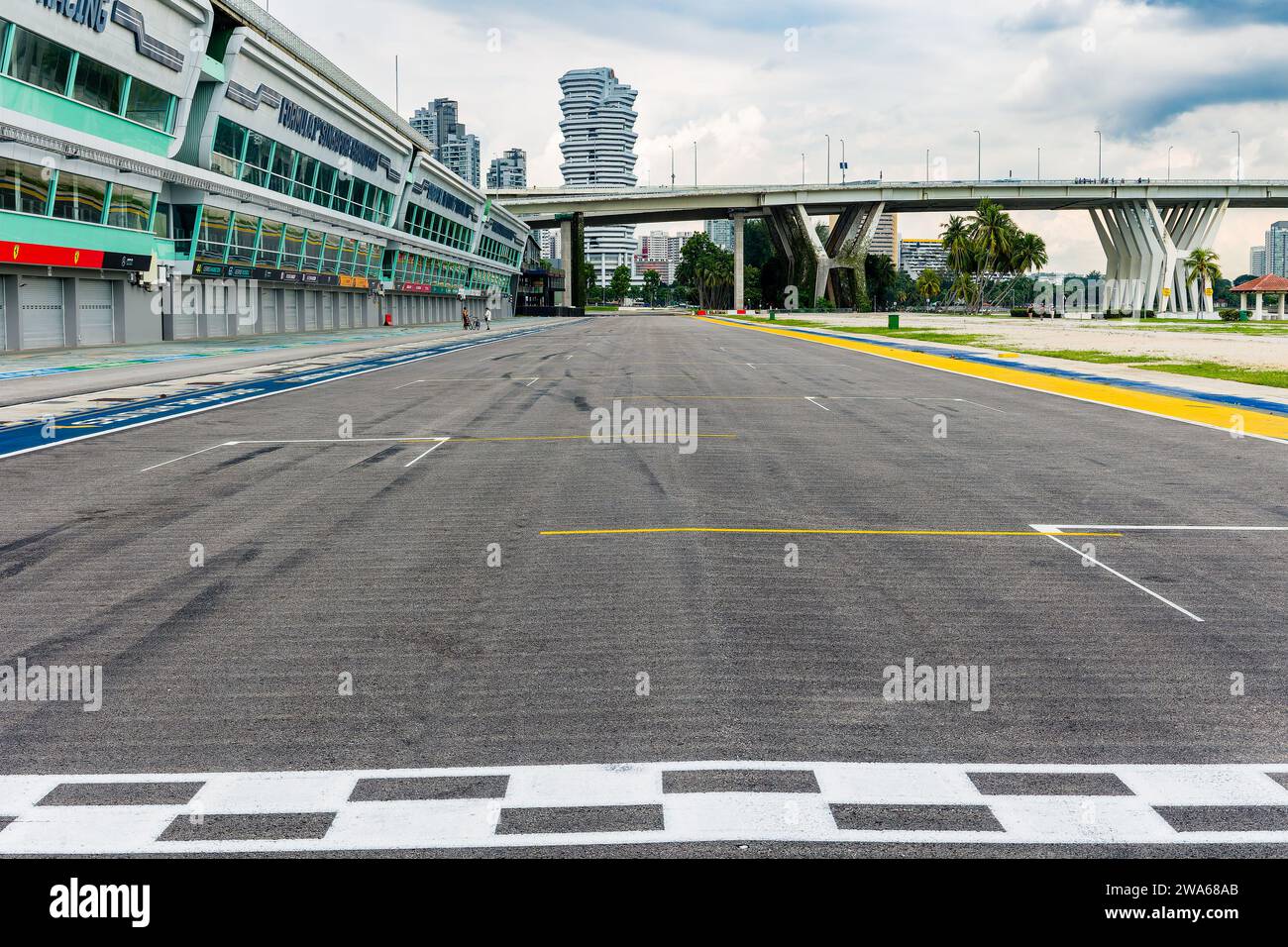 Start- und Zielgerade und Boxengasse des Marina Bay Street Circuit. Wenn sie nicht für Autorennen genutzt werden, ist der Veranstaltungsort Stockfoto