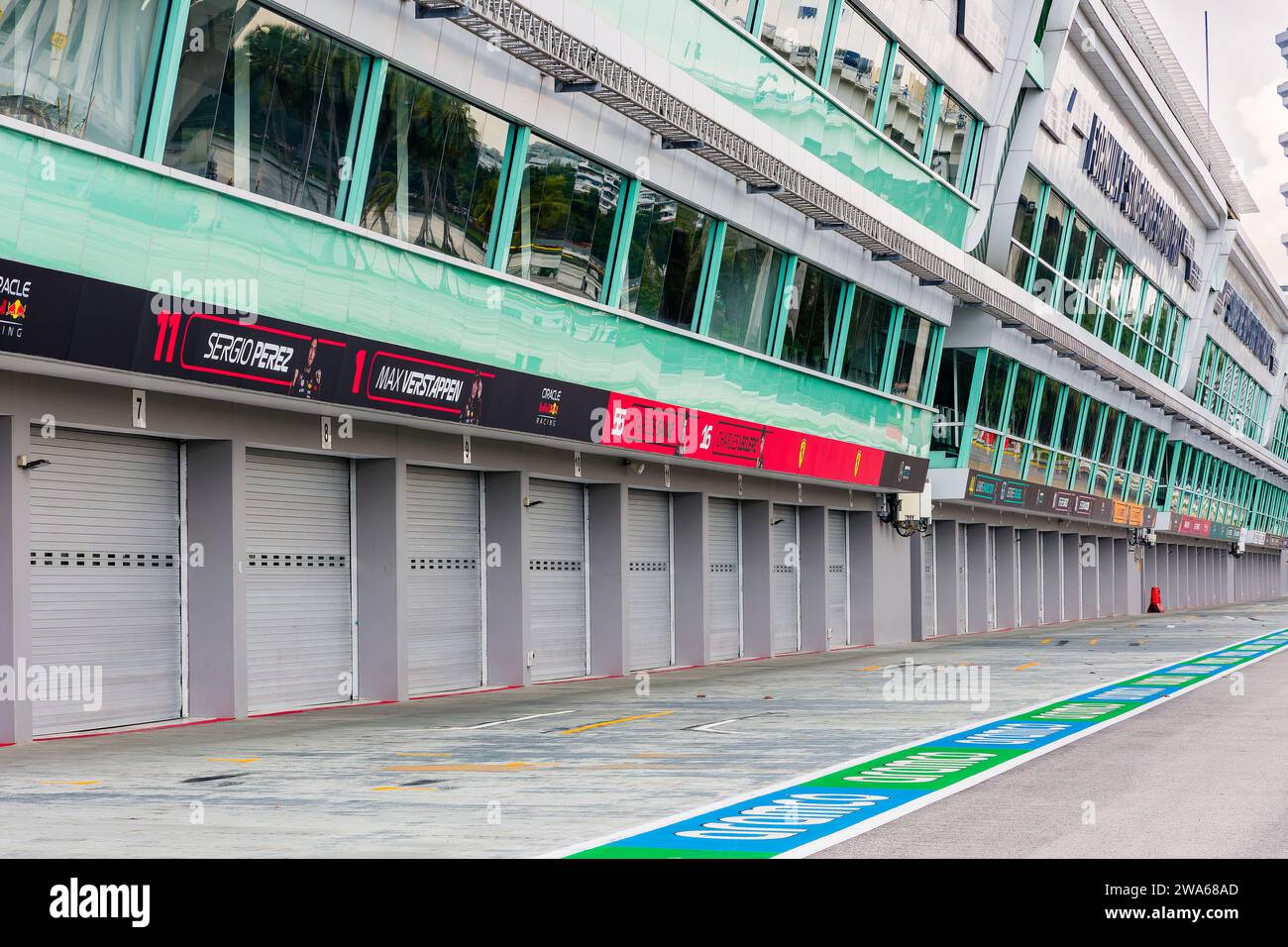 Start- und Zielgerade und Boxengasse des Marina Bay Street Circuit. Wenn sie nicht für Autorennen genutzt werden, ist der Veranstaltungsort Stockfoto