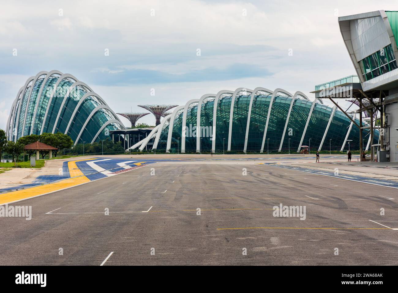 Start- und Zielgerade und Boxengasse des Marina Bay Street Circuit. Wenn sie nicht für Autorennen genutzt werden, ist der Veranstaltungsort Stockfoto