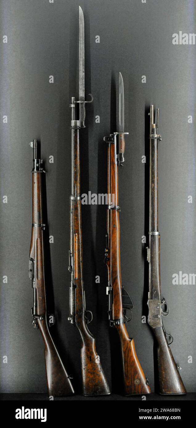 Von links nach rechts: Springfield-Gewehr M1903 (USA); Arisaka-Gewehr Typ 38 mit Bajonett (Japan); Lee-Enfield-Gewehr Nr. 1 Mk I (S.M.L.E.) mit Bajonett (Großbritannien) und Peabody-Martini-Gewehr M1869 (Ottomanisches Reich). Lettisches Kriegsmuseum. Riga. Lettland. Stockfoto