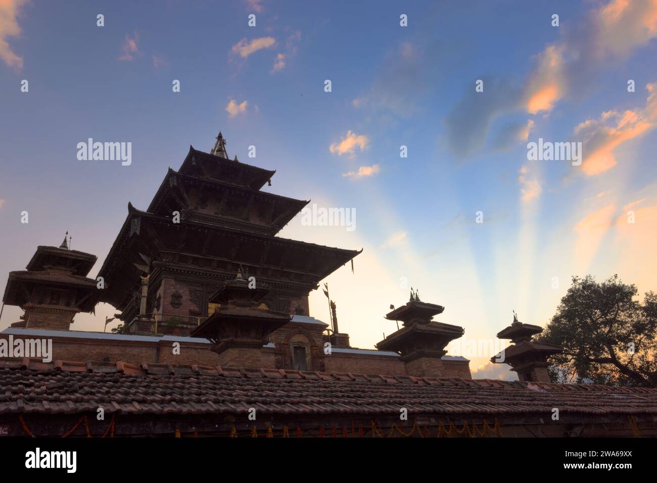 Der Krepuskulare Strahl mit kathmandu Durbar Platz, Taleju Bhawani Tempel Stockfoto