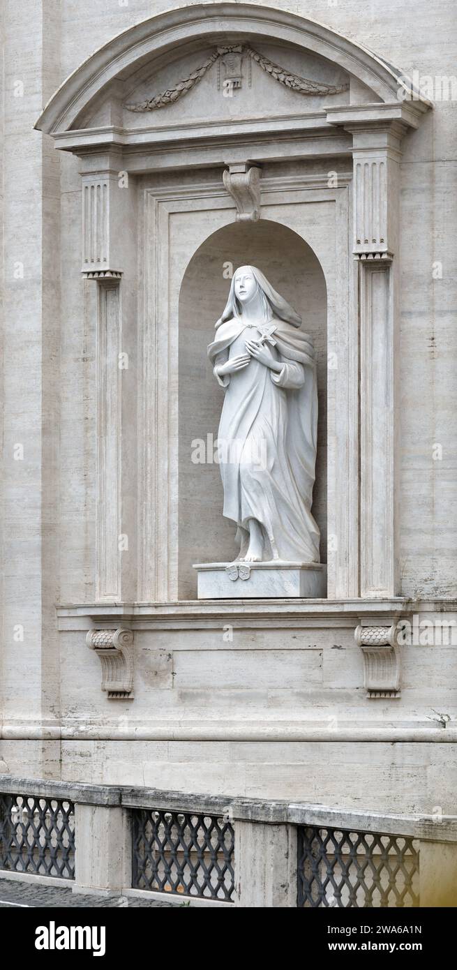Statue der Heiligen Teresa von Avila (oder Jesus), Außenwand der Petersbasilika, Vatikangärten, Vatikanstadt, Rom, Italien. Stockfoto