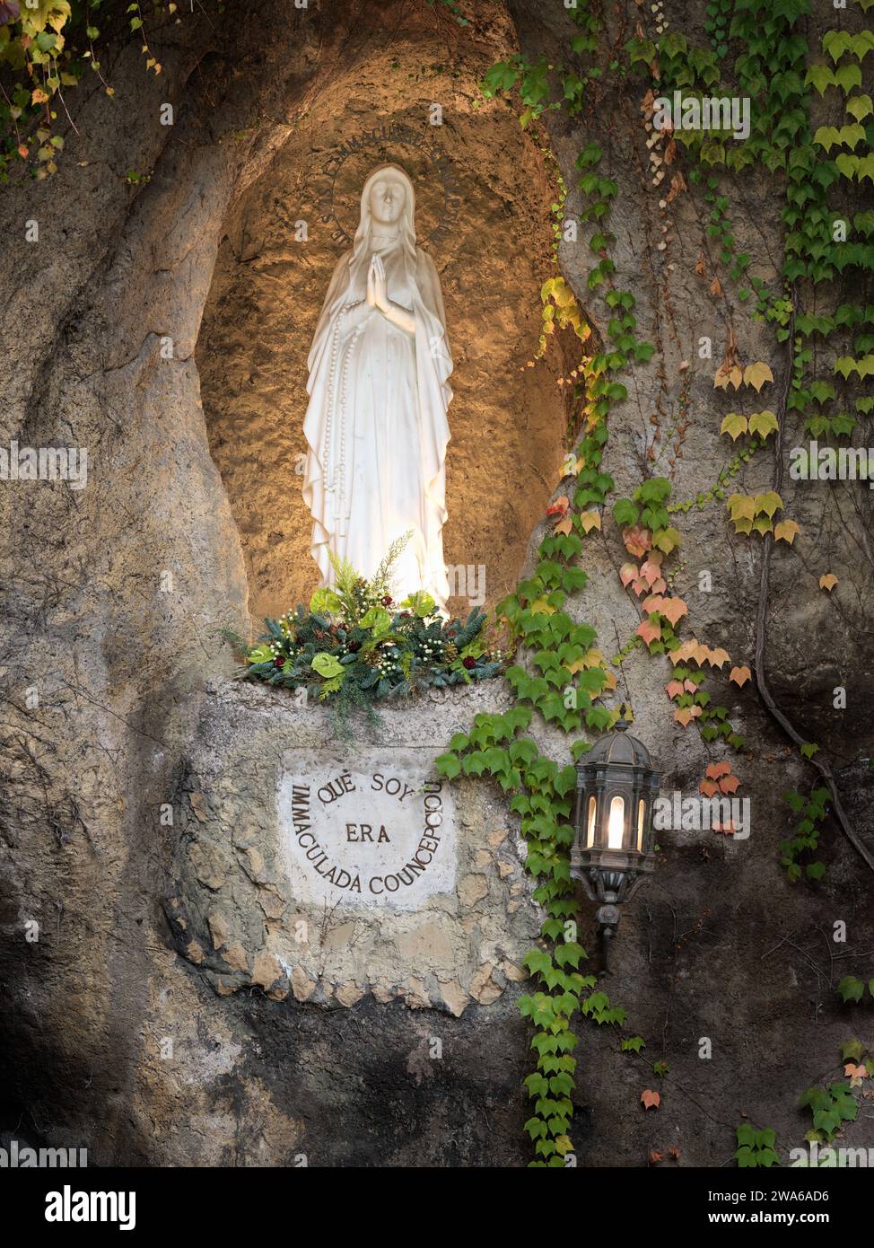 Nachbildung der Lourdes-Grotte, Vatikangärten, Vatikanstadt, Rom, Italien. Stockfoto