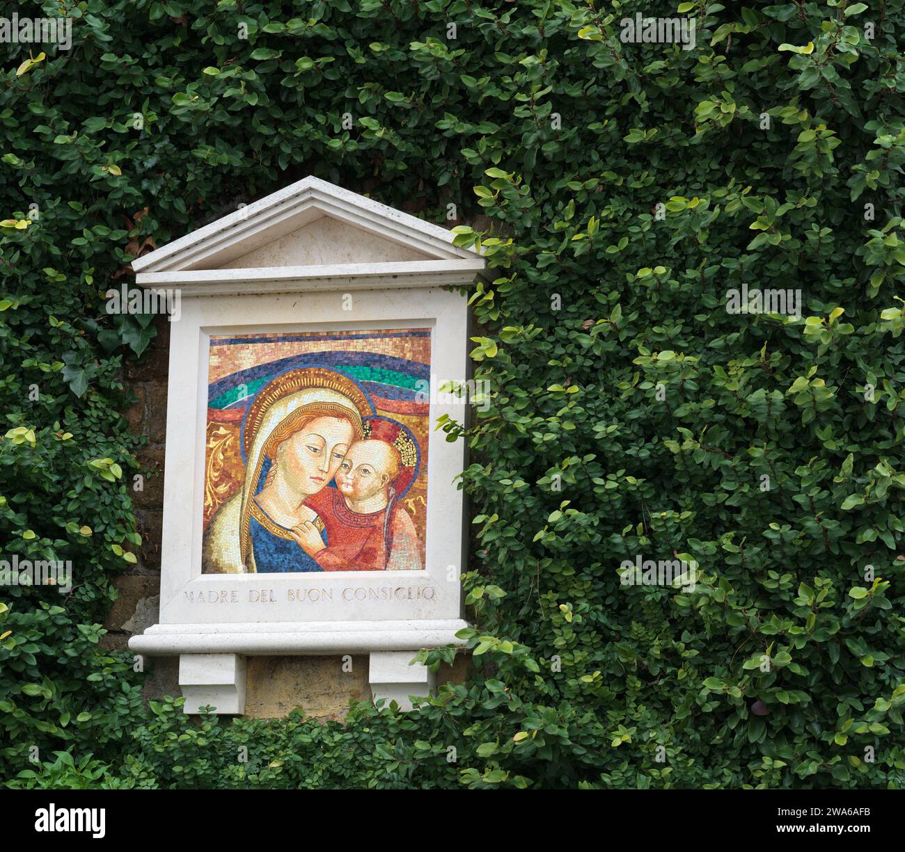 Mutter des guten Ratschlags, mit Kind Jesus und Engeln; Mosaik in den Vatikanischen Gärten, Vatikanstadt, Rom, Italien. Stockfoto