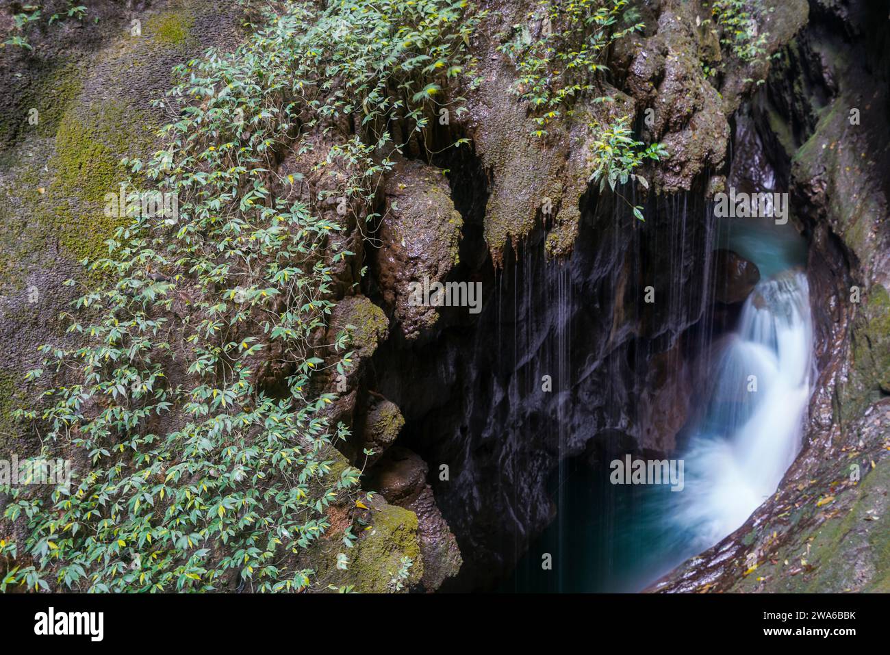 Karst-Geländemerkmale. Es gibt schnelle Bäche und kleine Pools in der Felsengrube. Die drei natürlichen Brücken sind eine Reihe von natürlichen Kalksteinbrücken, C Stockfoto