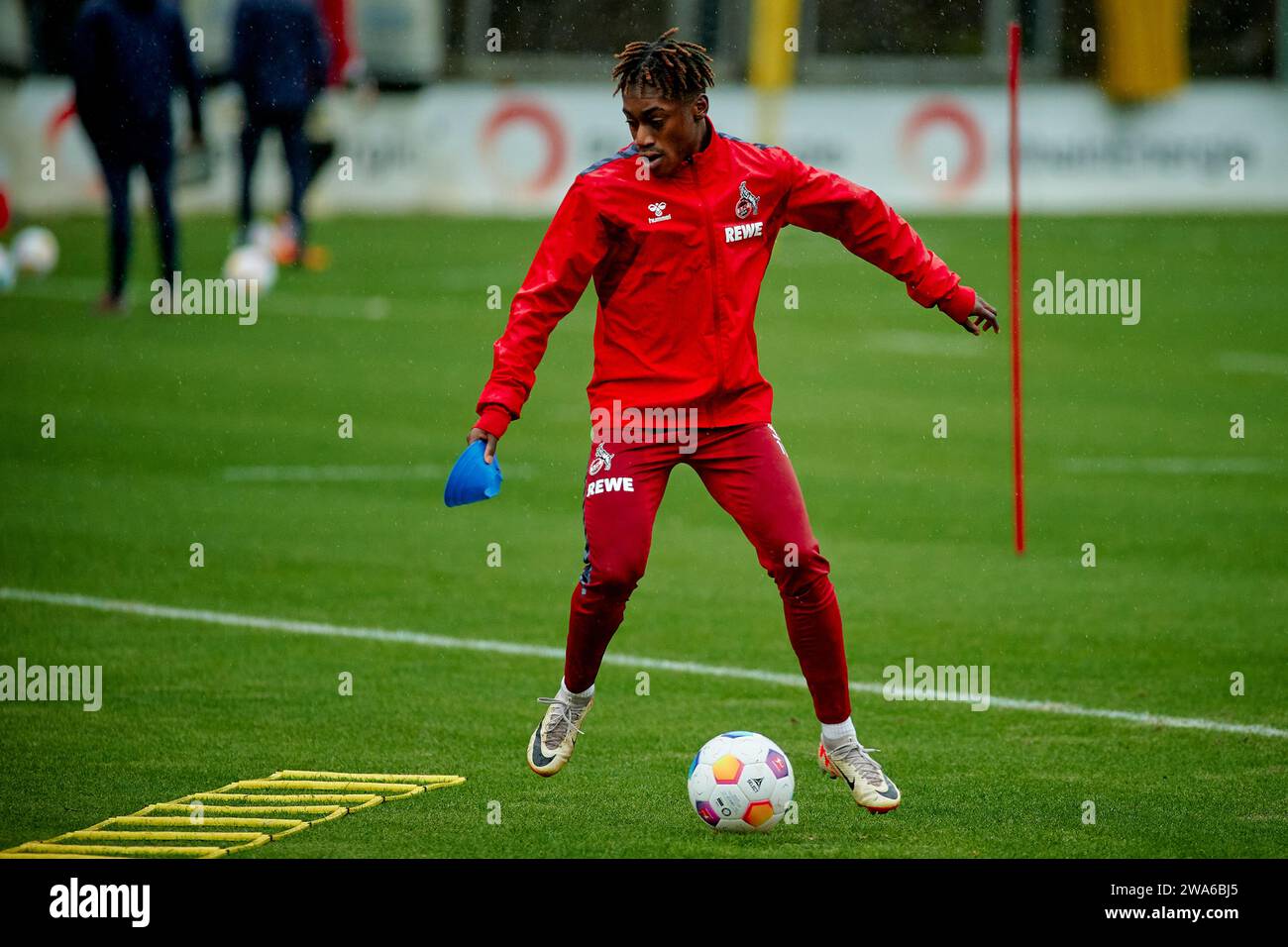 KÖLN - 2. JANUAR 2024: JUSTIN DIEHL, Praxis des 1. FC Köln in Geissbockheim - Clubhaus des 1. FC Köln in Geissbockheim - Clubhaus des 1. Stockfoto