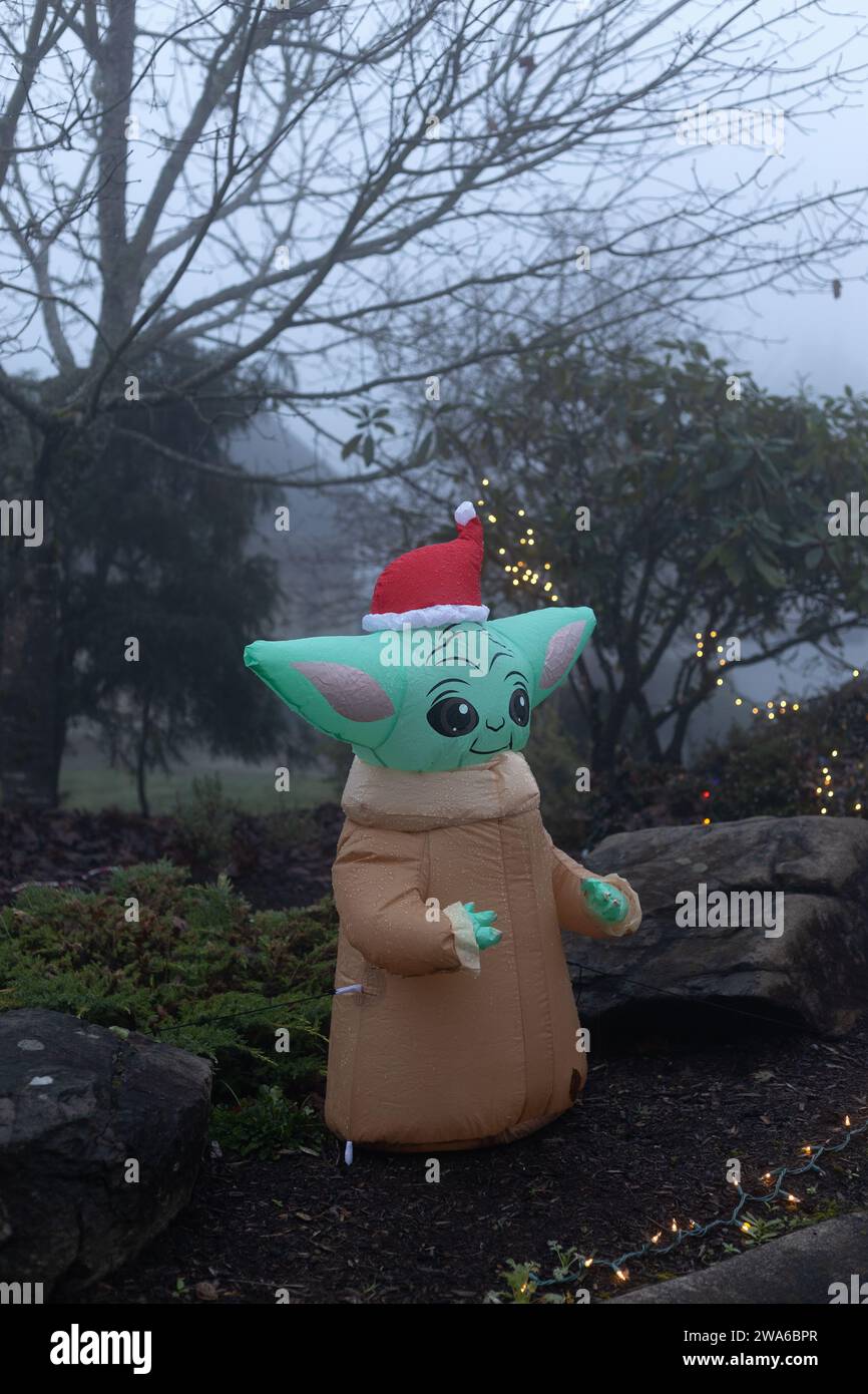 Baby Yoda aufblasbare Weihnachtsdekoration in einer nebeligen Nachbarschaft. Stockfoto