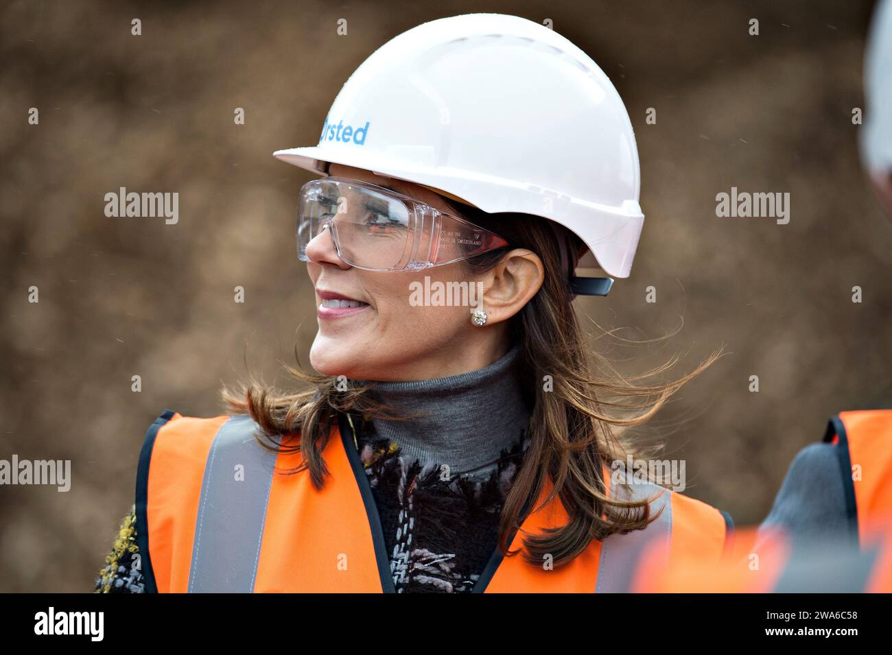 (ARCHIV) Kronprinzessin Mary weihte am Mittwoch, den 25. Oktober 2012, die Skaerbaek-Werke in Fredericia ein. Hier sieht man die Kronprinzessin auf einem Rundgang durch die Anlage mit Schutzbrille, Schutzhelm und Weste. Denmarks Queen Margrethe gab in ihrer Neujahrsrede bekannt, dass sie am 14. Februar abdankt. Kronprinz Frederik wird ihren Platz einnehmen und König Frederik der 10. Von Dänemark werden, während die australische Kronprinzessin Mary Königin von Dänemark sein wird. (Foto: Henning Bagger/Scanpix 2017) Stockfoto