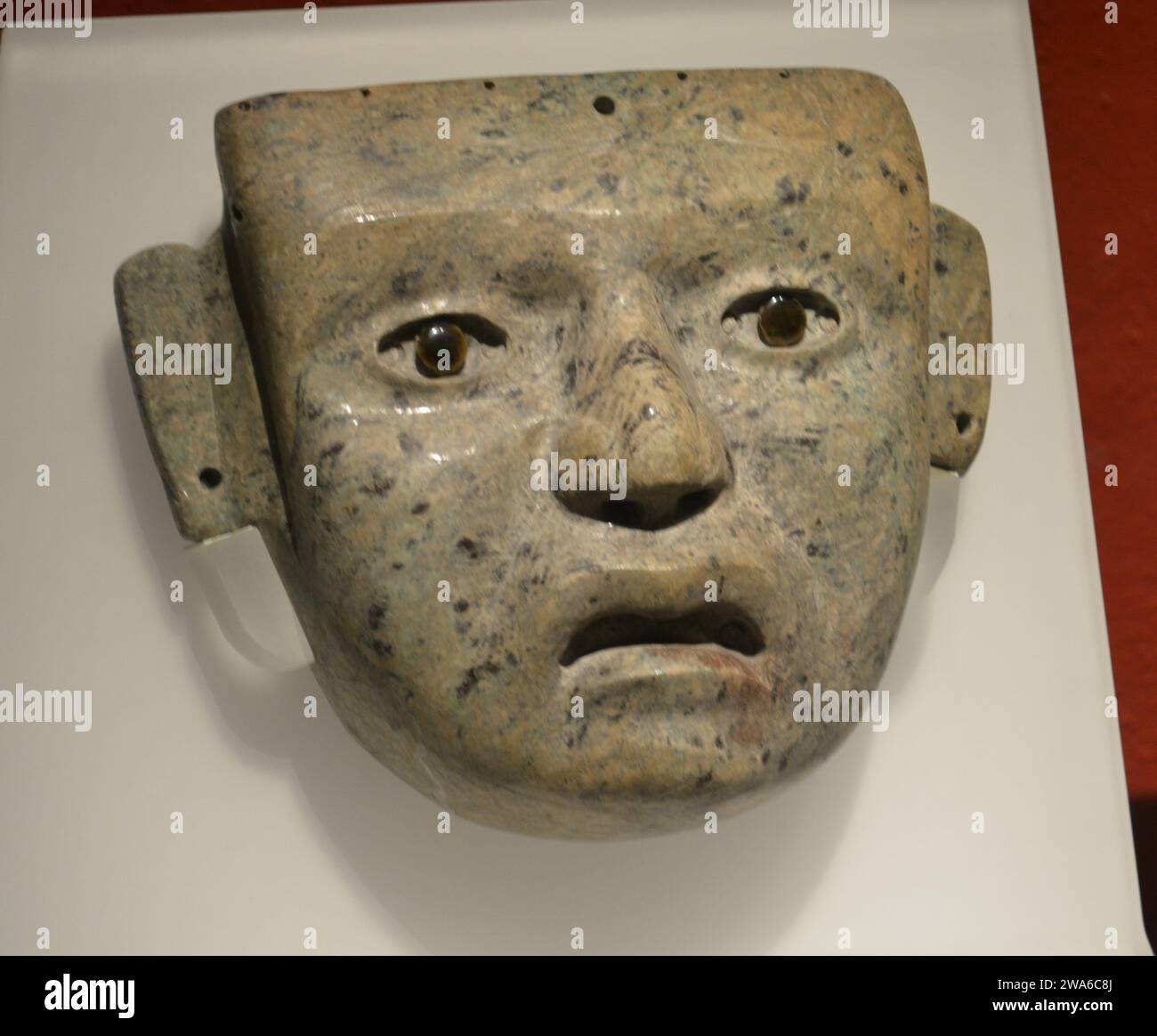 Masken im Olmec-Stil im Templo Mayor Museum in Mexiko-Stadt. Stockfoto