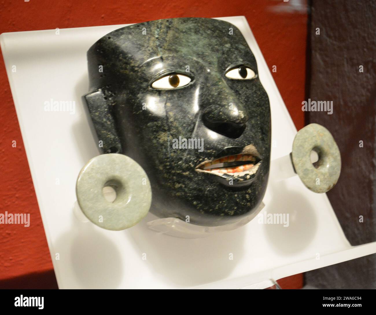 Masken im Olmec-Stil im Templo Mayor Museum in Mexiko-Stadt. Stockfoto