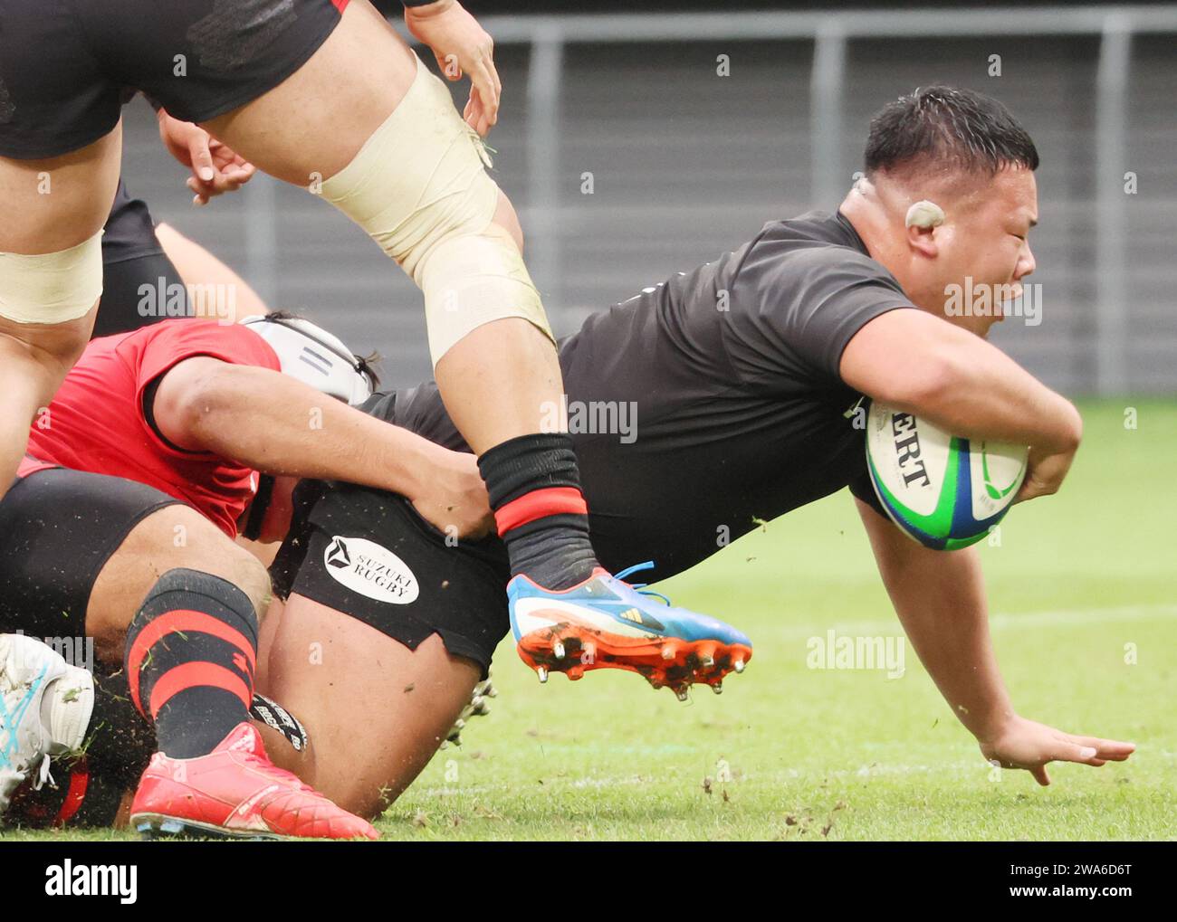 Tokio, Japan. Januar 2024. Fuma Matsuno taucht in die Endzone ein, um