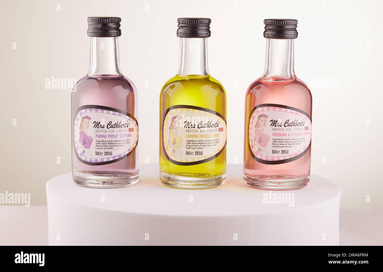 Mansfield, Nottingham, Vereinigtes Königreich, 2. Januar 2024: Studio-Produktbild von Flaschen von Mrs. Cuthberts Gin Likören. Stockfoto
