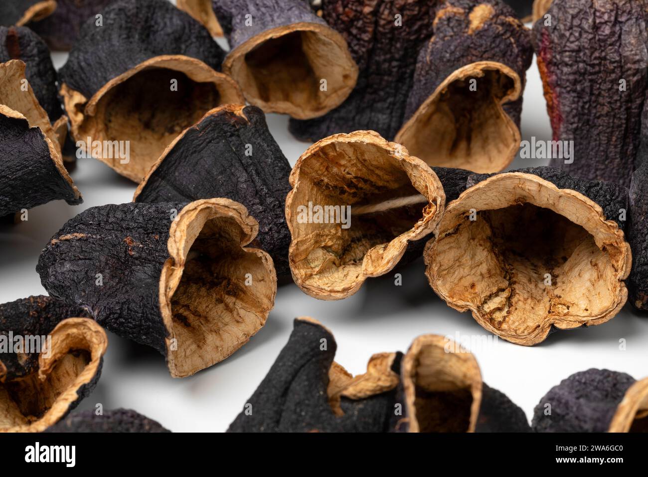 Kette getrockneter türkischer Auberginen, auf weißem Hintergrund, Nahaufnahme Stockfoto
