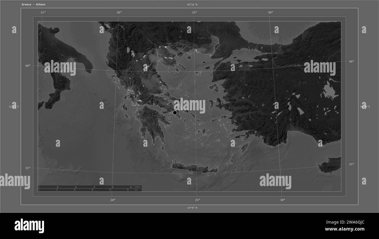 Griechenland wird auf einer grauen Höhenkarte mit Seen- und Flusskarte mit Landeshauptstadt, kartographischem Raster, Entfernungsskala und Karte hervorgehoben Stockfoto
