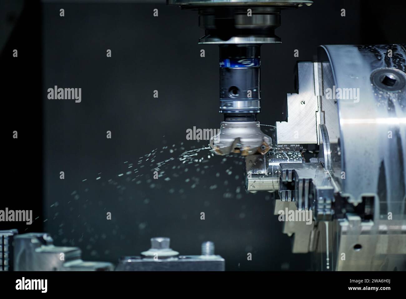 Vertikale Fräsmaschine Close-up bearbeitet ein Teil in der Produktion, moderne Anlagen für die Metallbearbeitung Stockfoto