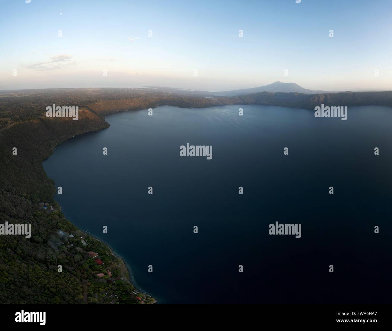 Vulkanische Lagune Apoyo in Nicaragua: Drohnenblick bei Sonnenuntergang in Orange Stockfoto