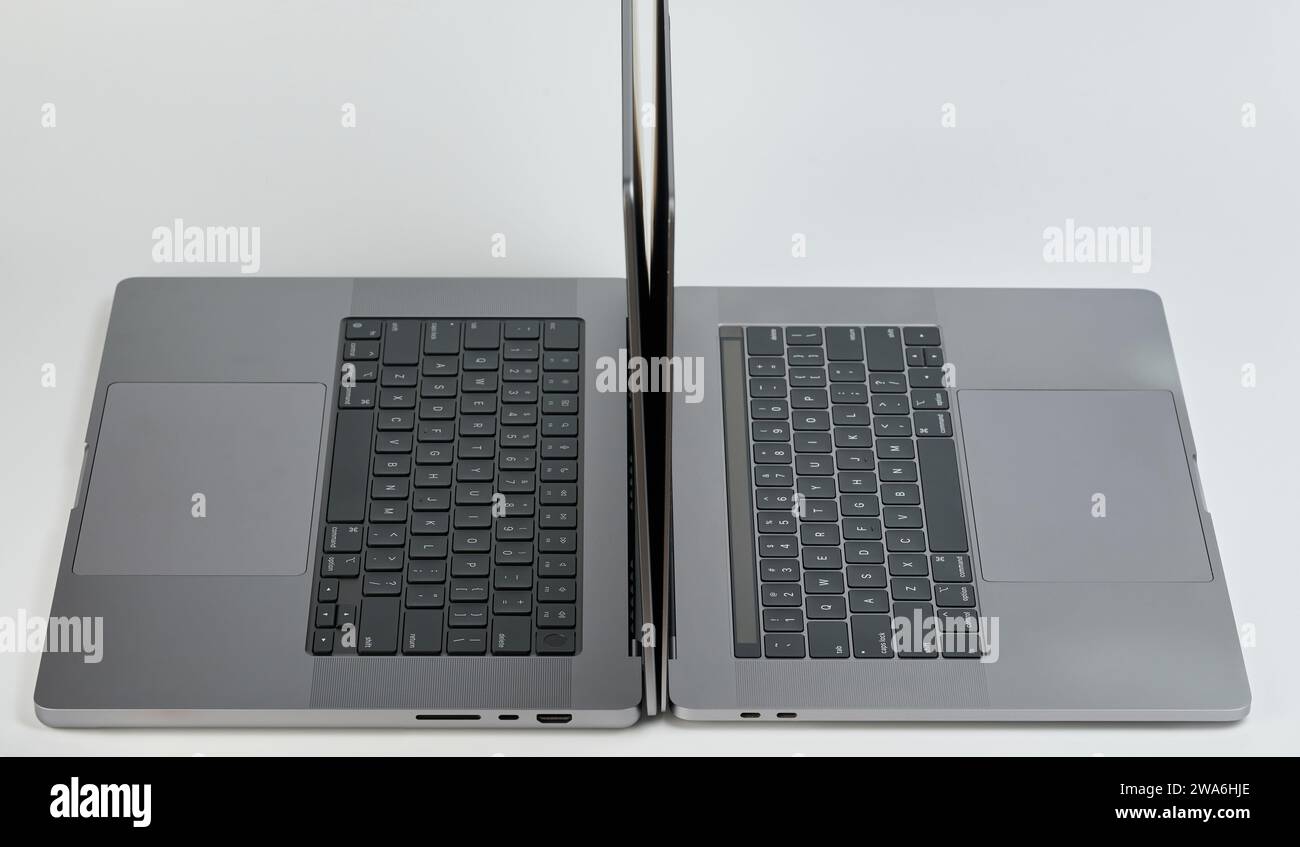 New York, USA – 22. Dezember 2023: MacBook Pro 15 vs. 16 Back-to-Back mit verschiedenen Tastaturen Stockfoto