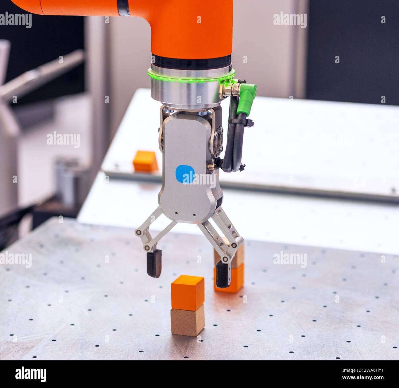 Roboter- oder Roboterarm für industrielles Bestücken, Einsetzen, Qualitätsprüfungen oder Maschinenpflege Stockfoto