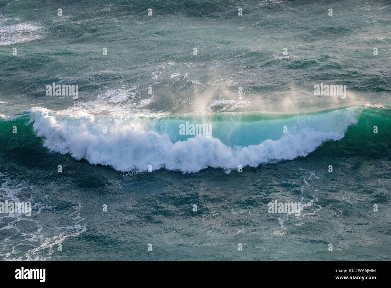 Eine perfekte Welle bei starkem Wind während des Sturms Gerrit am Porthcurno Beach, Cornwall, Großbritannien Stockfoto