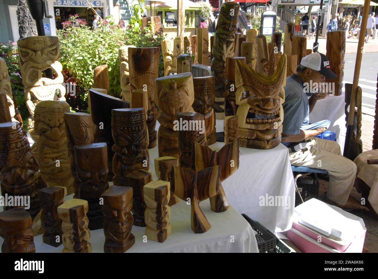 Maui .Hawaii Islands, USA lahaina Center Native Male verkauft handkrittierte hawaiianische Kunst aus Holz und auch Handarbeit mehr hawaiianische Artwale und andere Gesichtsfigur zum Verkauf undman ist vierte Generation macht Handwerk und Seeling an Straßenecken 08 Januar 2015 Hoto von Francis Joseph Dean/Deanpicses) Stockfoto