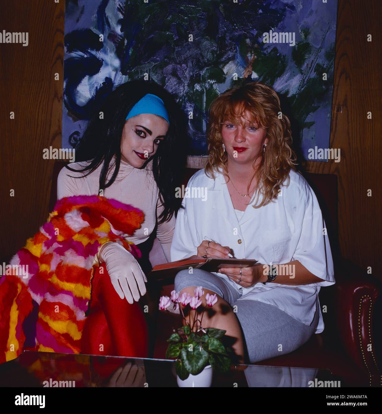 Nina Hagen, deutsche Sängerin, Liedermacherin, alias, Godmother of Punk, Bild: Nina Hagen mit einer jungen Frau, ein Fan, um 1989. Nina Hagen, deutsche Singer-Songwriterin, alias Godmother of Punk, Foto: Nina Hagen mit einer jungen Frau, ein Fan, um 1989. Stockfoto