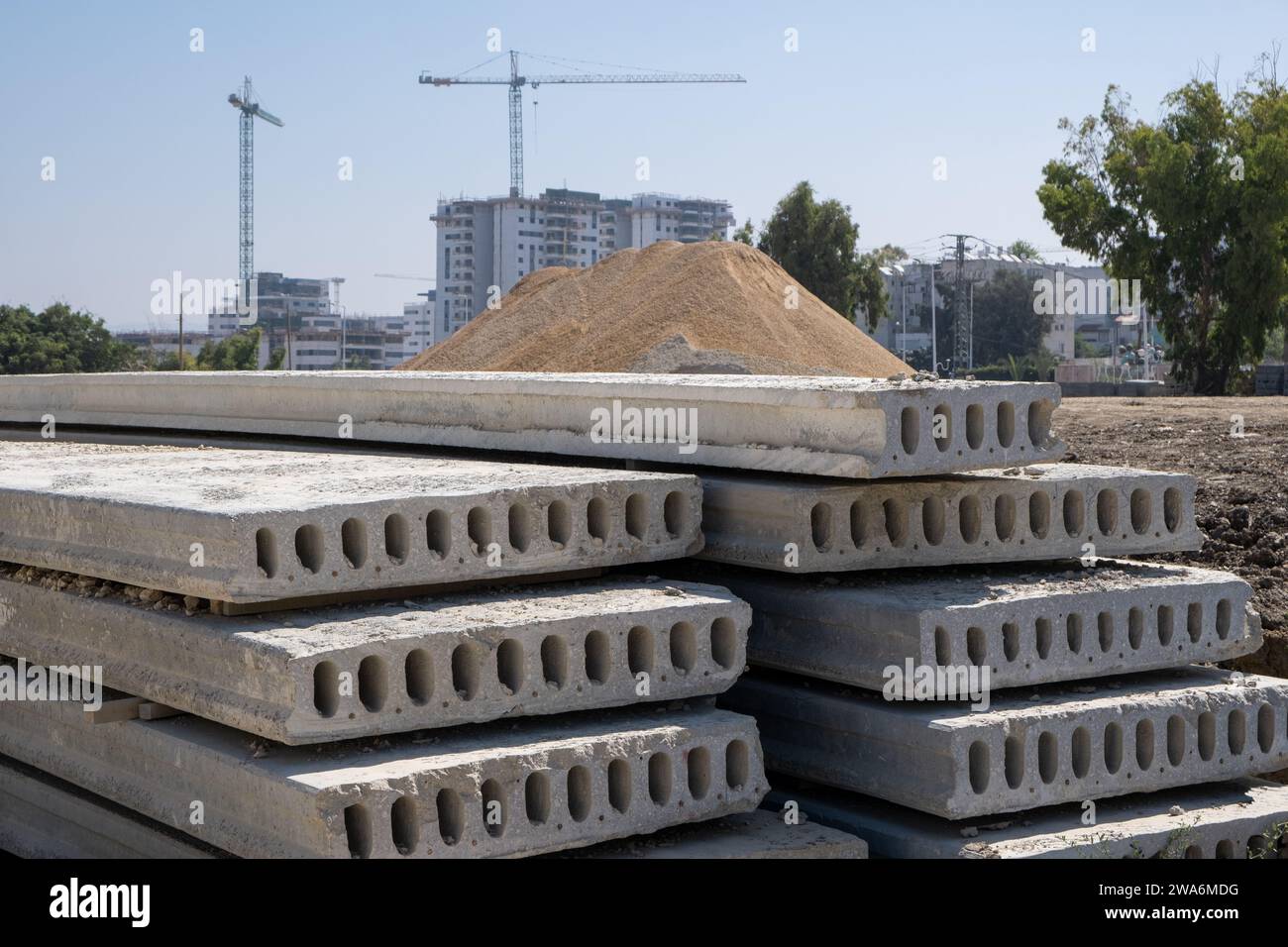 Stapel von vorgefertigten Betonplatten mit Loch für mehrstöckige Strukturen zum Bau erhöhter Böden. Stabilität, Haltbarkeit von Baustoffen, Stockfoto