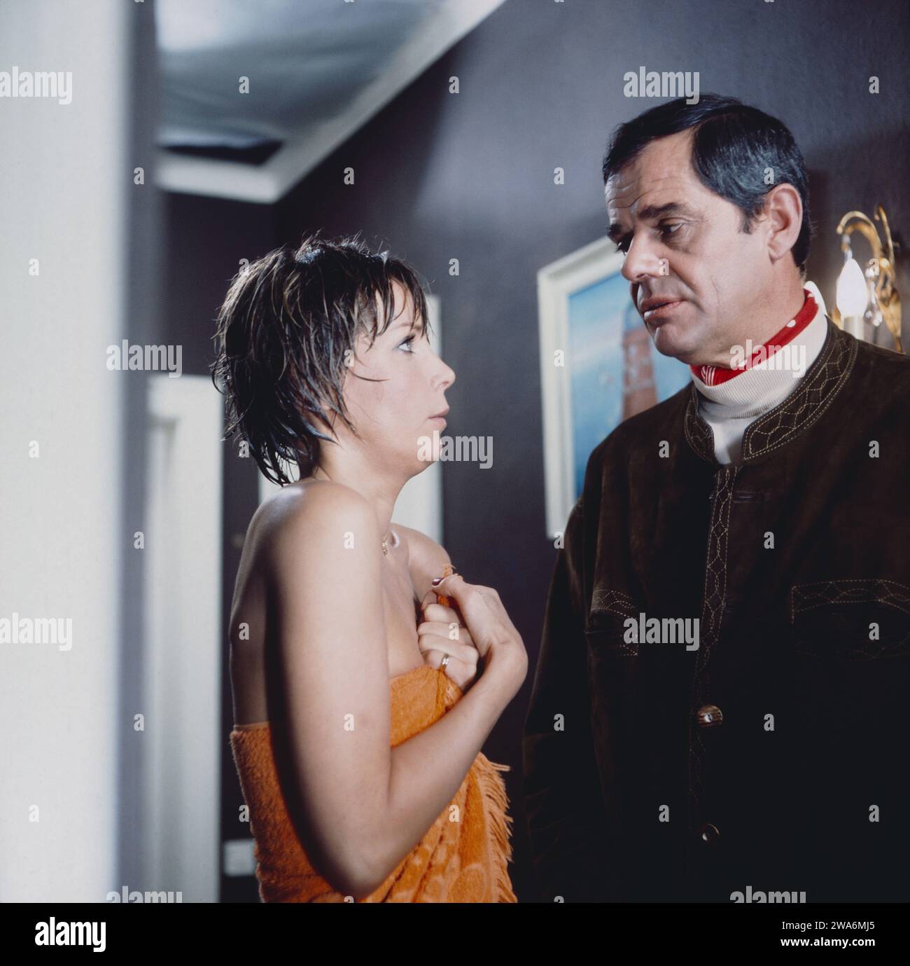 Zwischen den Jahren, ZDF Serie, Deutschland, 1976, Folge: Sylvester bei den Nachbarn, Szene: Christine Schuberth und Walter Giller. Zwischen den Jahren, TV-Serie, Deutschland, 1976, Folge: Sylvester bei den Nachbarn, Szene: Christine Schuberth und Walter Giller Stockfoto