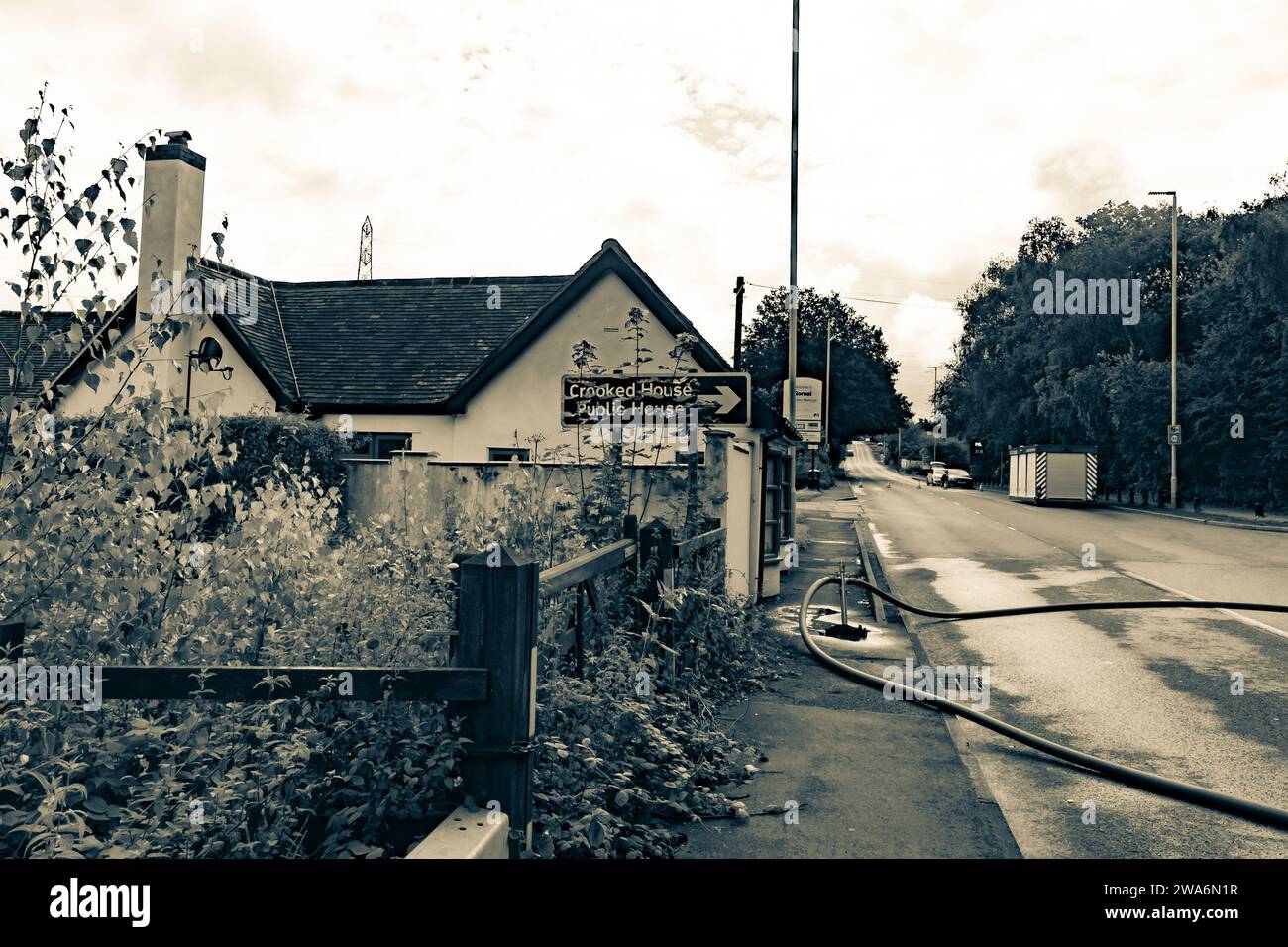 DAS SCHIEFE HAUS PUB, MORGENS NACH DEM FEUER Stockfoto