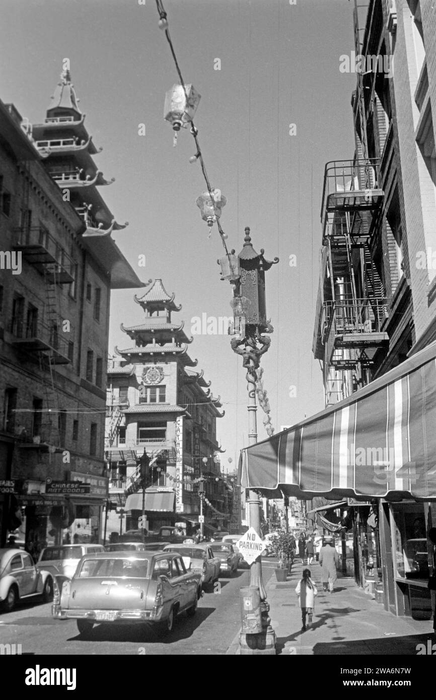 Straßenansicht von Chinatown entlang der Grant Avenue, San Francisco 1962. Straßenblick auf Chinatown entlang der Grant Avenue, San Francisco 1962. Stockfoto