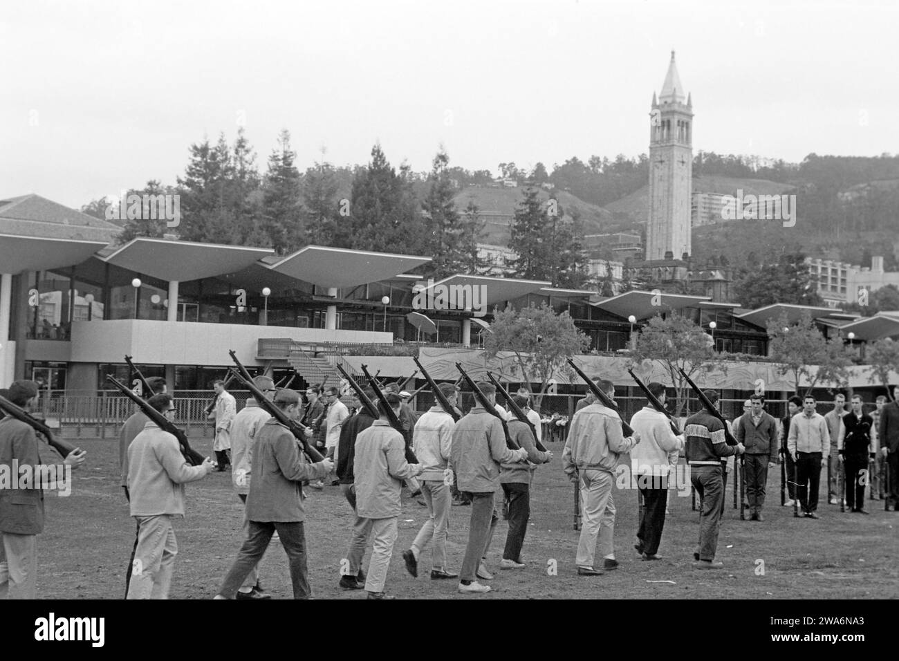 Männliche Studierende bei vormilitärischer Ausbildung, die Army übernimmt die Studiengebühren für spätere Offiziere, Berkeley 1962. Die Armee zahlt die Studiengebühren für zukünftige Offiziere, Berkeley 1962. Stockfoto
