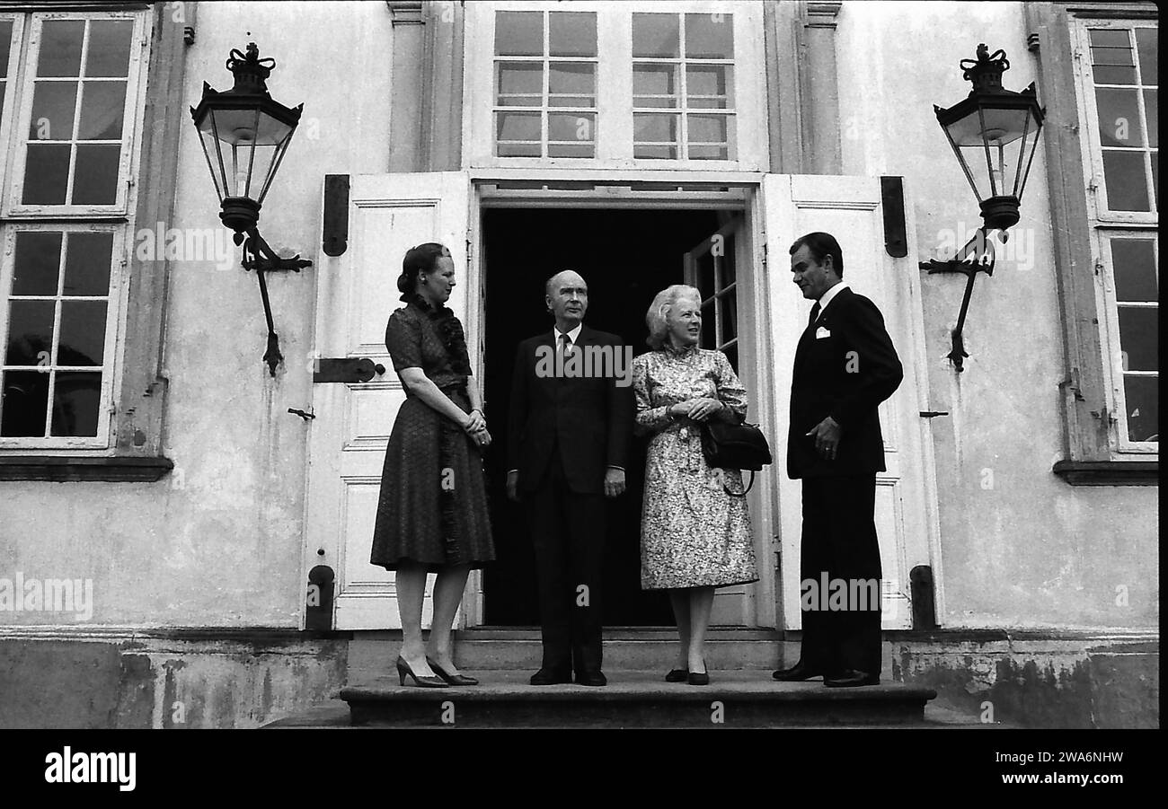 DATUM NICHT ANGEGEBEN FREDENSBORG/DÄNEMARK. Historische BildhauerM.H.die Königin Margrethe und Ehemann Prinz Henrik in Fredensborg mit unbekannten ausländischen Gästen und unbekanntem Datum Stockfoto