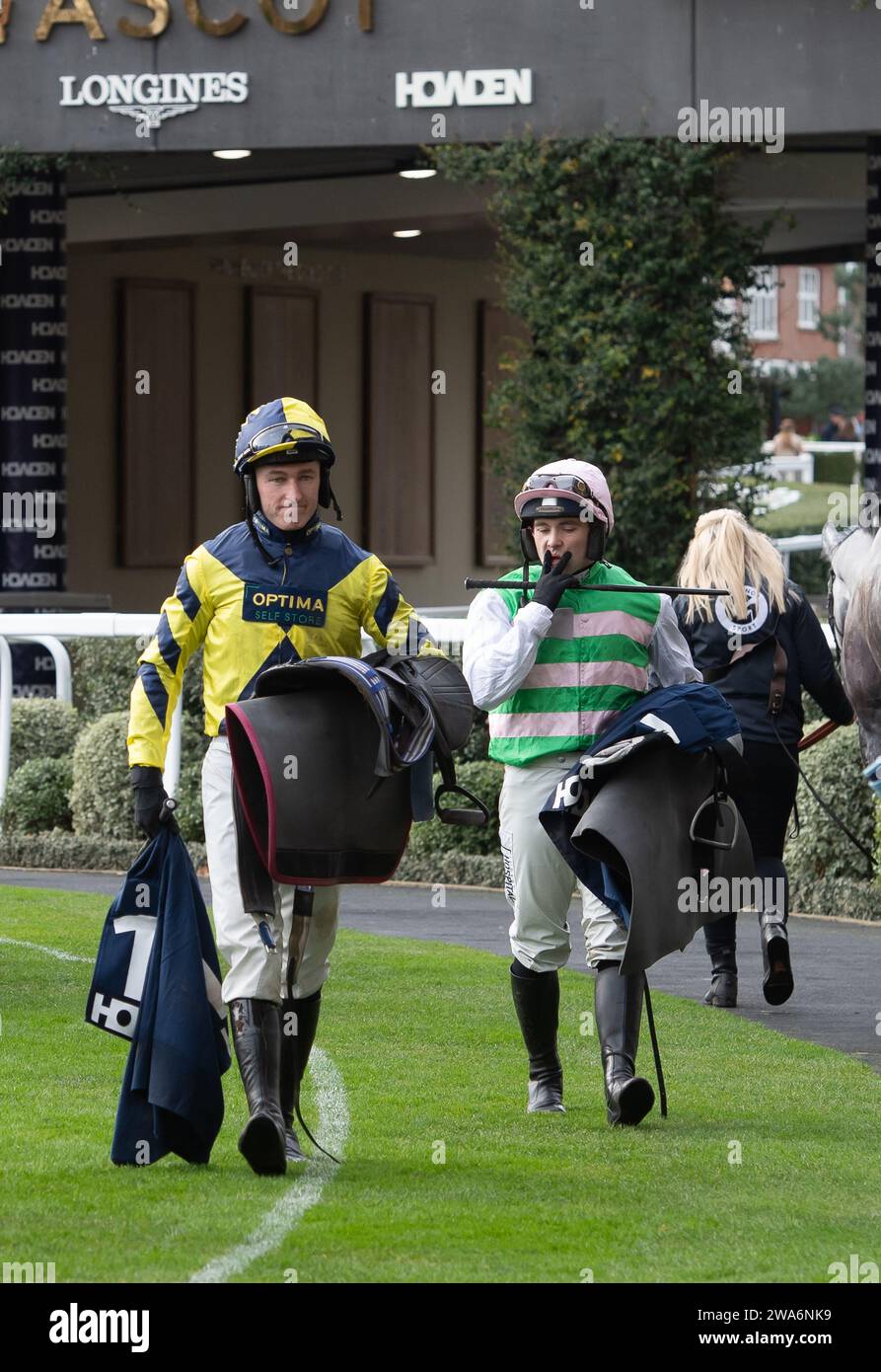 Ascot, Berkshire, Großbritannien. Dezember 2023. Jockey Adam Wedge auf der Ascot Racecourse, nachdem er im Howden Maiden Hürdenrennen auf dem Pferd Oneforthefairgreen gekämpft hat. Kredit: Maureen McLean/Alamy Stockfoto