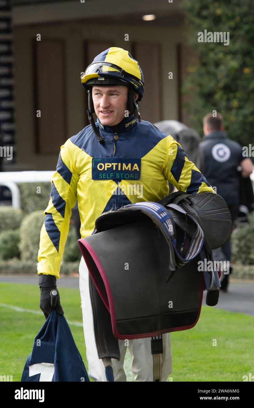 Ascot, Berkshire, Großbritannien. Dezember 2023. Jockey Adam Wedge auf der Ascot Racecourse, nachdem er im Howden Maiden Hürdenrennen auf dem Pferd Oneforthefairgreen gekämpft hat. Kredit: Maureen McLean/Alamy Stockfoto