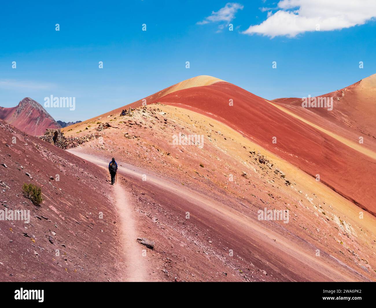 Touristen spazieren durch das Rote Tal (valle rojo) nach dem Besuch des Regenbogenbergs, Region Cusco, Peru Stockfoto