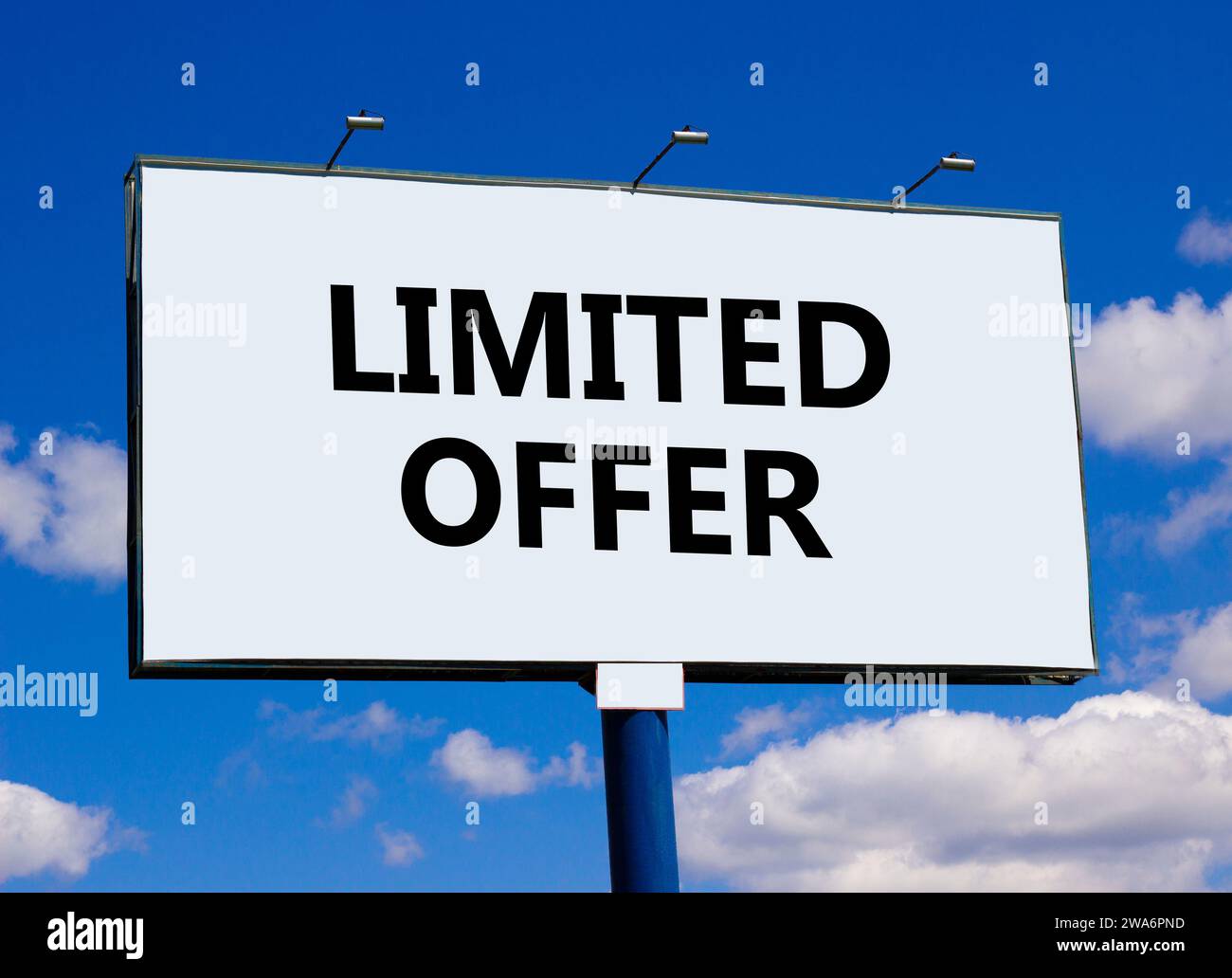 Symbol für begrenztes Angebot. Concept Words begrenztes Angebot für schöne große weiße Plakattafeln. Wunderschöner blauer Wolkenhintergrund. Unternehmensmarketing, Motivation Stockfoto