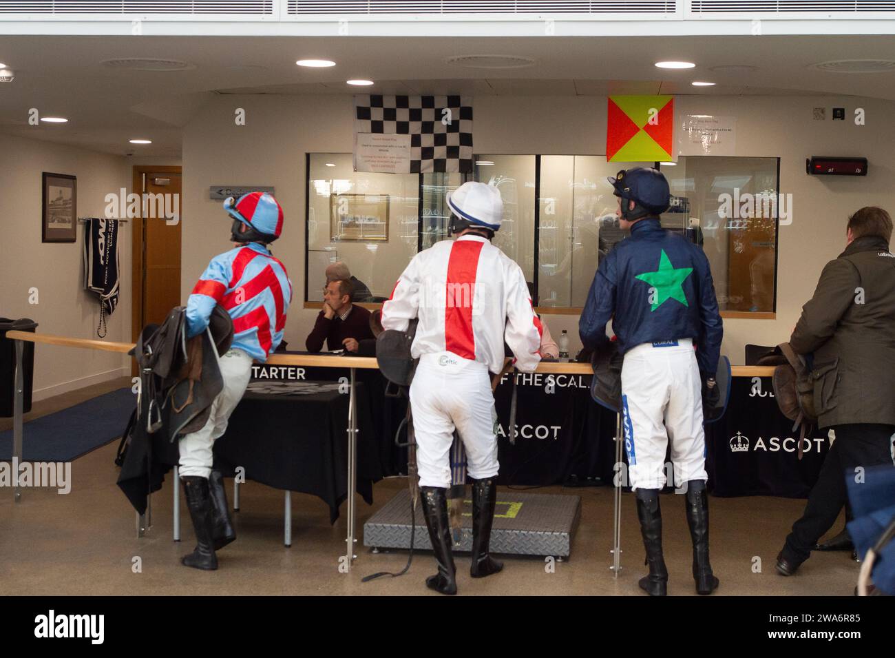 Ascot, Berkshire, Großbritannien. Dezember 2023. Jockeys im Wiegeraum beim Howden Christmas Racing Weekend auf der Ascot Racecourse. Kredit: Maureen McLean/Alamy Stockfoto