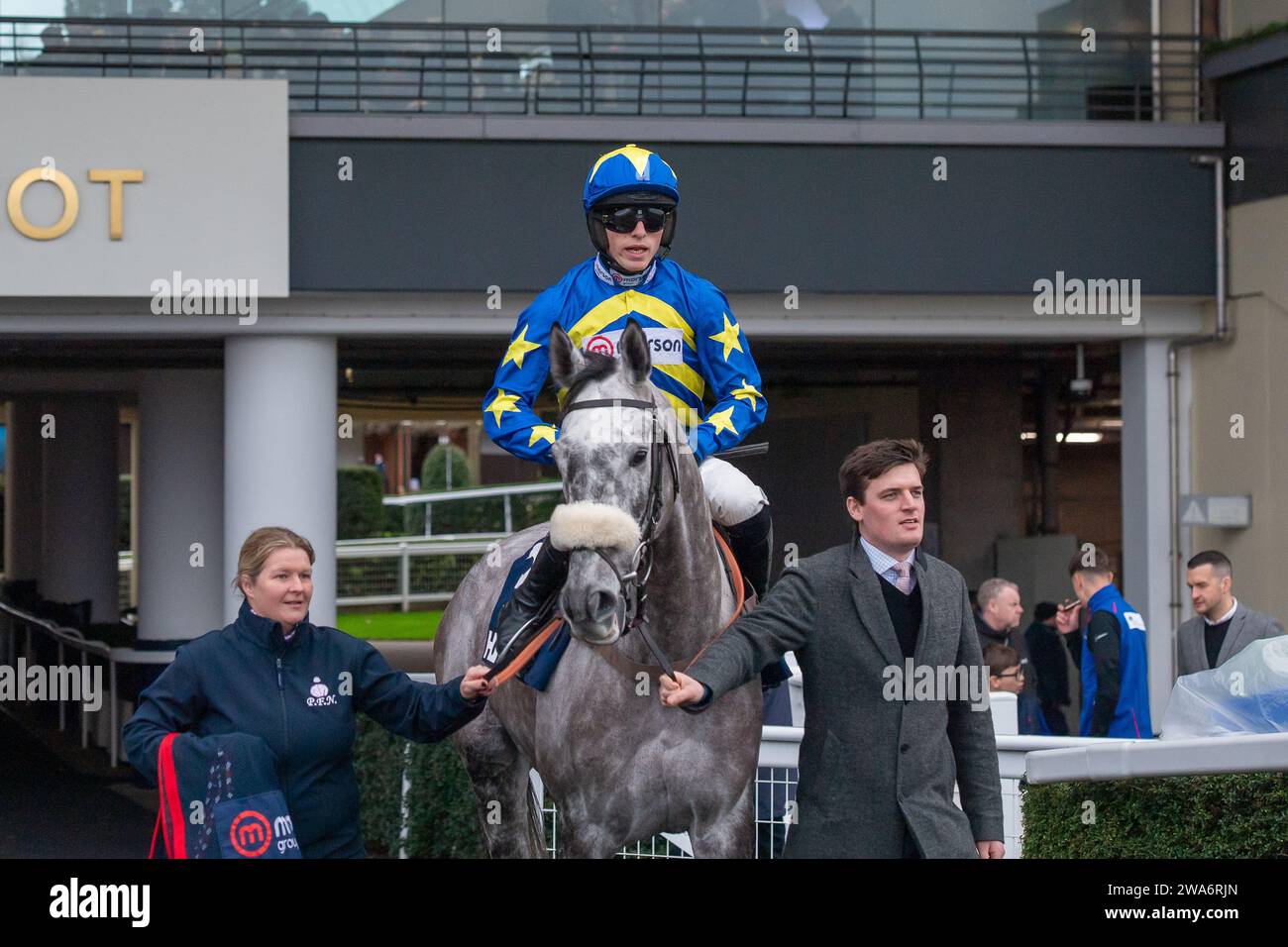 Ascot, Berkshire, Großbritannien. Dezember 2023. Jockey Harry Cobden Reitpferd Kandoo Kid geht am ersten Tag des Howden Christmas Racing Weekends auf die Rennstrecke auf der Ascot Racecourse, um die Howden Noel Novices' Steeple Chase zu besuchen. Eigentümer Michael Geoghegan. Trainer Paul Nicholls. Sponsor Von Grosvenor Sport. Kredit: Maureen McLean/Alamy Stockfoto