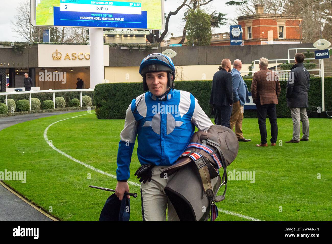 Ascot, Berkshire, Großbritannien. Dezember 2023. Jockey Jonathan Burke im Parade Ring nach dem Reiten auf dem Pferd könnte ich in der Turmjagd der Howden Noel Novices auf der Ascot Racecourse am ersten Tag des Howden Christmas Racing Weekend. Kredit: Maureen McLean/Alamy Stockfoto