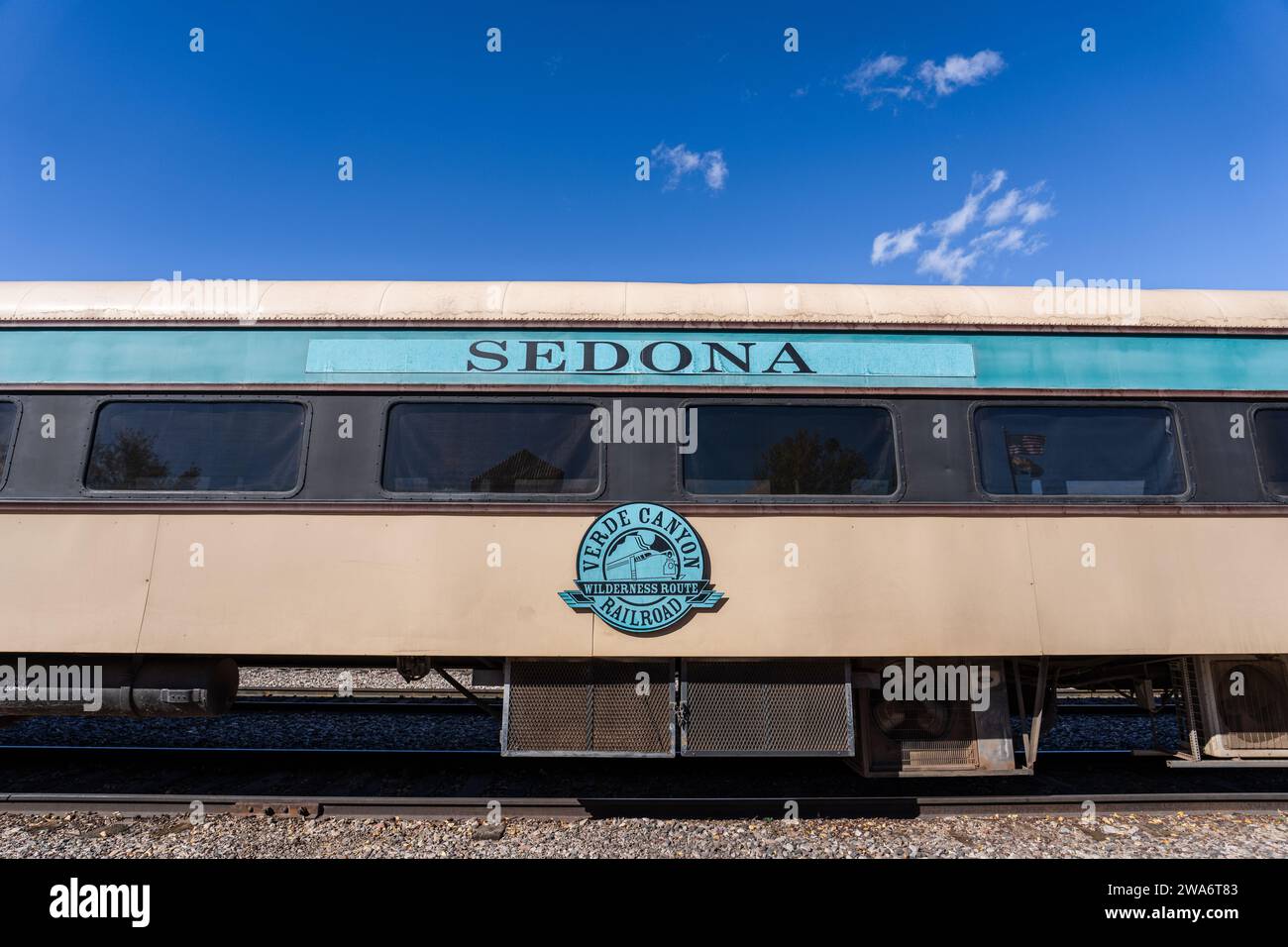 Clarkdale, AZ - 17. November 2023: Das Sedona-Auto auf der Verde Canyon Railroad, das 4 Stunden und 32 Meilen Zugfahrten durch den Canyon in renoviertem V Stockfoto