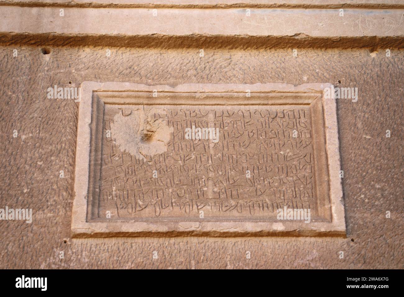 Vorislamische Schrift auf einem Grab in Madain Saleh in Saudi-Arabien Stockfoto