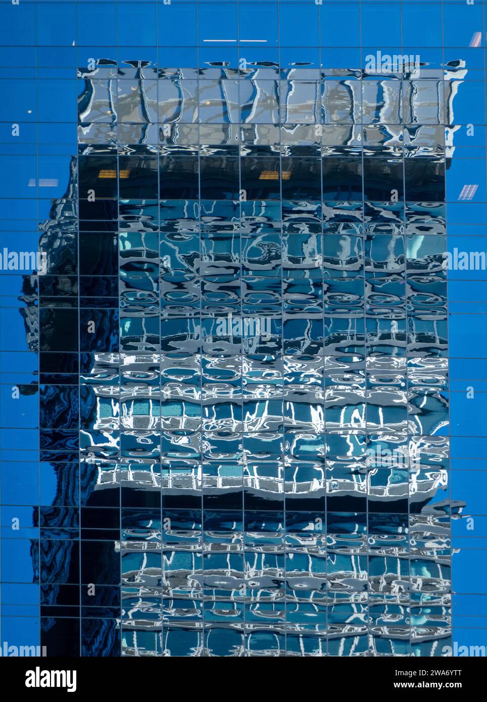 Abstrakte moderne Gebäudefenster spiegeln sich in einem anderen Gebäude in Manhattan NYC wider Stockfoto