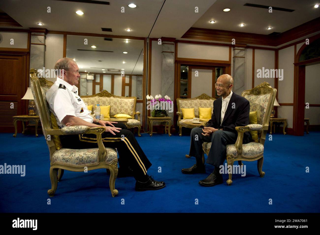 US-Streitkräfte. Der Vorsitzende der Joint Chiefs of Staff General Martin E. Dempsey wird am 5. Juni 2012 von einem Fernsehjournalisten in Bangkok, Thailand, interviewt. DOD Foto von D. Myles Cullen Stockfoto