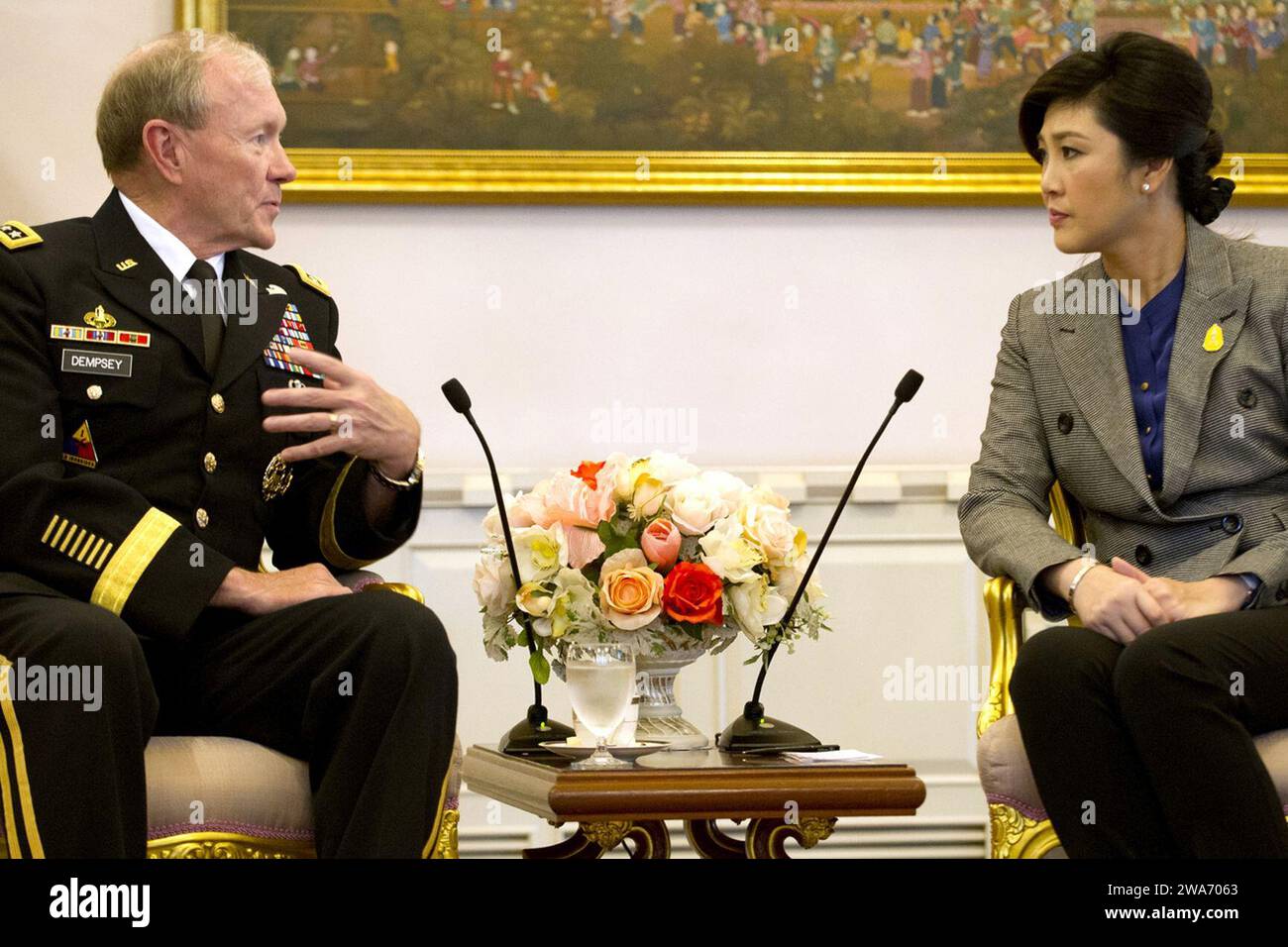 US-Streitkräfte. Der thailändische Premierminister Yingluck Shinawatra trifft am 5. Juni 2012 in Bangkok, Thailand, mit dem Vorsitzenden der gemeinsamen Stabschefs General Martin E. Dempsey zusammen. DOD Foto von D. Myles Cullen Stockfoto