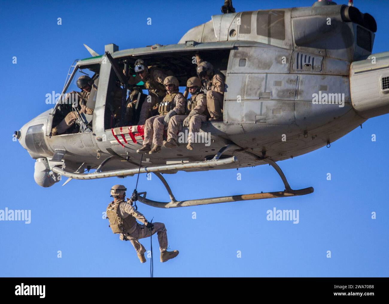 US-Streitkräfte. 130611SO289-010 LUFTWAFFENSTÜTZPUNKT KING FAISAL, Jordanien (11. Juni 2013) Ein US-Marine, der der Maritimen RAID Force der 26. Marineexpeditionseinheit (26. MEU) zugeordnet ist, seilt sich von einem UH-1N Huey Hubschrauber ab, der der mittleren Tiltrotor Squadron (VMM) 266 (verstärkt) zugewiesen ist. im Rahmen einer Übung zur Seilaufhängung im Hubschrauberflug im Rahmen der Übung Eager Lion 2013 ist Eager Lion eine jährlich stattfindende multinationale Übung zur Stärkung der Beziehungen zwischen Militär und Militär sowie zur Verbesserung der Sicherheit und Stabilität in der Region durch Reaktion auf moderne Sicherheitsszenarien. (U.S. Marine Corps Stockfoto