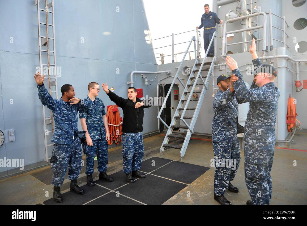 US-Streitkräfte. 131110-JX484-046 ATLANTISCHER OZEAN (10. November 2013) Seeleute an Bord des amphibischen Mehrzweckschiffs USS Bataan (LHD 5) führen ein Semaphore-Training auf der Signalbrücke durch. Semaphore ist ein visuelles System zum Senden von Informationen durch zwei Flaggen, die in jeder Hand gehalten werden. Seeleute der Bataan Amphibious Ready Group und Marines der 22. Marine Expeditionary Unit (22. MEU) nehmen an Übungen Teil. (Foto der US Navy von Seaman Mark Hays, Spezialist für Massenkommunikation, veröffentlicht) Stockfoto