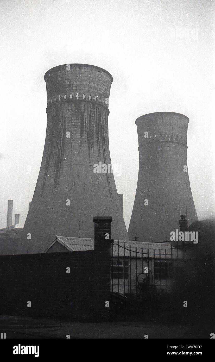 1970er Jahre, historische, riesige Kühltürme in den Tinsley Roling Mills, Sheffield, Yorkshire, England, Großbritannien. Das Stahlwerk in Tinsley wurde 1963 von der English Steel Corporation (ESC) eröffnet und war das größte Stahlspezialwerk in Großbritannien. Der ESC wurde 1967 in die British Steel Corporation (BSC) aufgenommen. Stockfoto