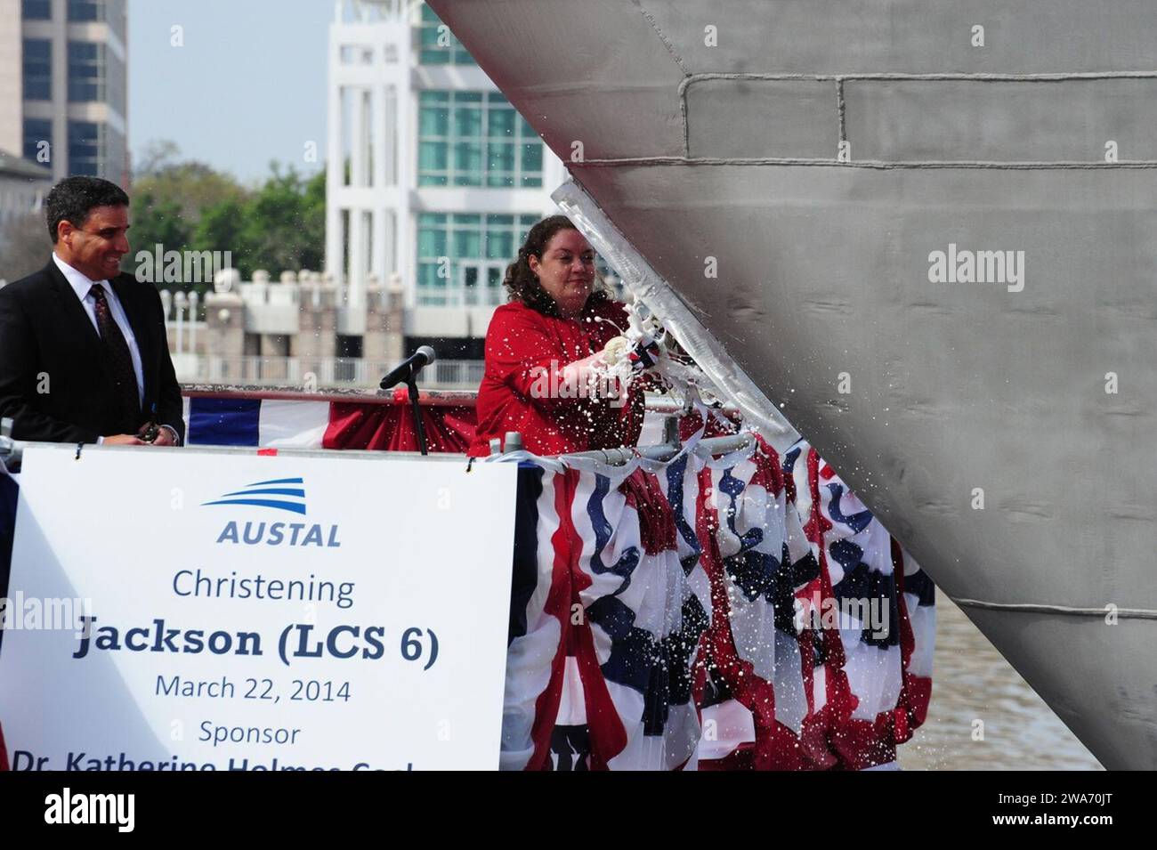 US-Streitkräfte. 140322ZZ999-202 MOBIL, Ala. (22. März 2014) Dr. Katherine Holmes Cochran, Ph.D., Schiffssponsor für die Pre-Commissioning Unit (PCU) Jackson (LCS 6), bricht bei einer Taufzeremonie in der Werft von Austal USA in Mobile, Ala, eine Flasche über Jacksons Bug. (US, Navy Foto mit freundlicher Genehmigung von Austal U.S.A./Released) Stockfoto