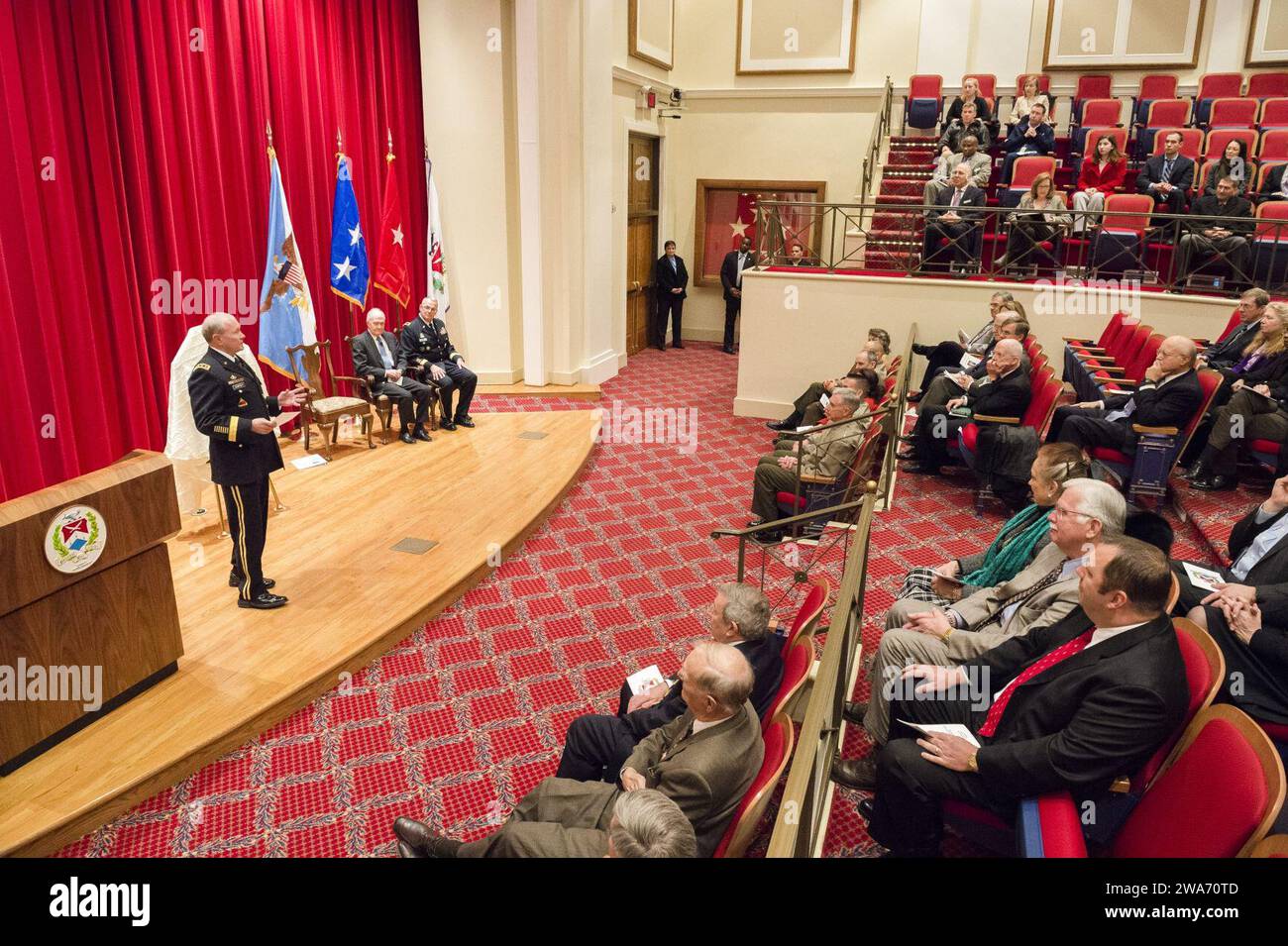 US-Streitkräfte. 18. Vorsitzender der gemeinsamen Stabschefs General Martin E. Dempsey spricht während einer Einweihungszeremonie zu Ehren des Generalleutnants der USAF (Ret.) vor einem Publikum Brent Scowcroft am National war College der National Defense University in Fort Lesley J. McNair, Washington, D.C., 13. Januar 2015. Die NDU veranstaltete eine Zeremonie zur offiziellen Einweihung von Raum 350 der Roosevelt Hall zu Ehren von Scowcroft. General Dempsey nahm als Gastredner an der Zeremonie Teil. DOD-Foto von Sean K. Harp/Freigelassen Stockfoto