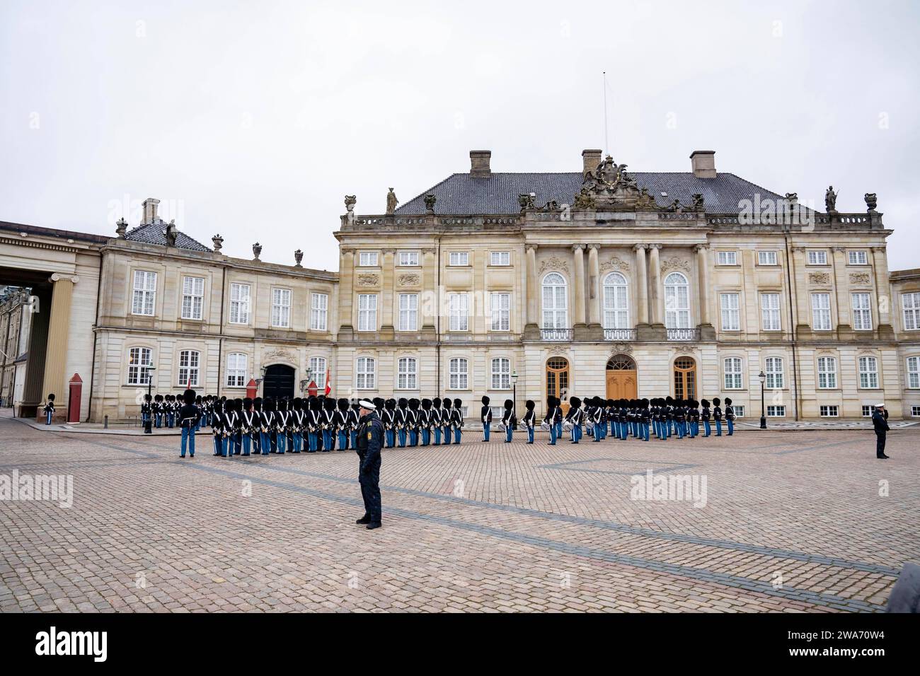 Kopenhagen, Dänemark. 2. Jänner 2024. Wachablösung der Ehrenwache des dänischen Königspalasts im Schloss Amalienborg, nach Ankündigung der Abdankung der dänischen Königin MARGRETHE am 14. Januar, den 52. Jahrestag Ihrer Thronbesteigung. Hovedstaden *** Kopenhagen, Dänemark 2. Januar 2024 Ablösung der Ehrenwache des dänischen Königspalastes im Schloss Amalienborg nach der Ankündigung der Abdankung der dänischen Königin MARGRETHE am 14. Januar, dem 52. Jahrestag ihrer Thronbesteigung Hovedstaden Stockfoto