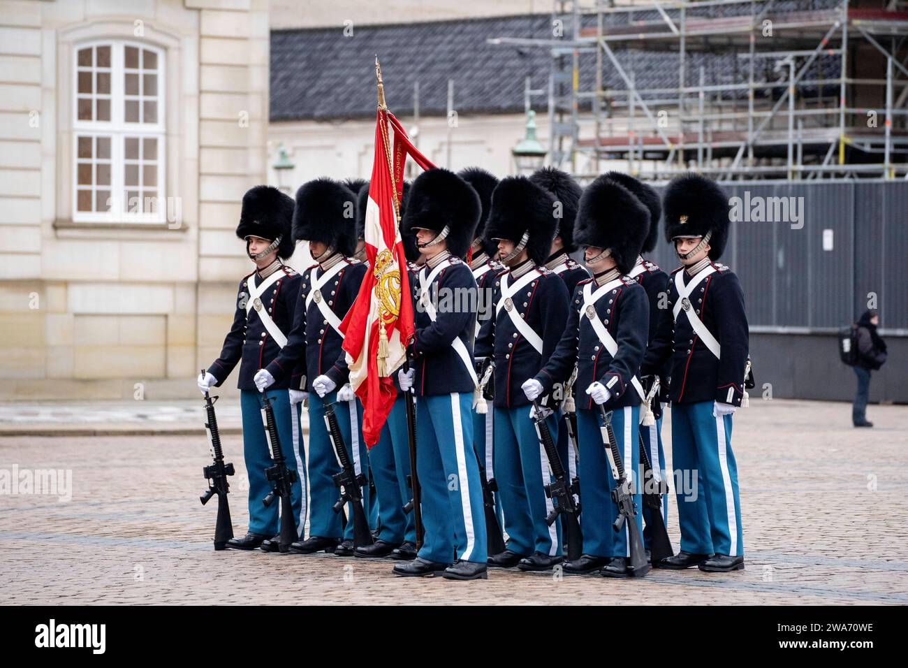 Kopenhagen, Dänemark. 2. Jänner 2024. Wachablösung der Ehrenwache des dänischen Königspalasts im Schloss Amalienborg, nach Ankündigung der Abdankung der dänischen Königin MARGRETHE am 14. Januar, den 52. Jahrestag Ihrer Thronbesteigung. Hovedstaden *** Kopenhagen, Dänemark 2. Januar 2024 Ablösung der Ehrenwache des dänischen Königspalastes im Schloss Amalienborg nach der Ankündigung der Abdankung der dänischen Königin MARGRETHE am 14. Januar, dem 52. Jahrestag ihrer Thronbesteigung Hovedstaden Stockfoto